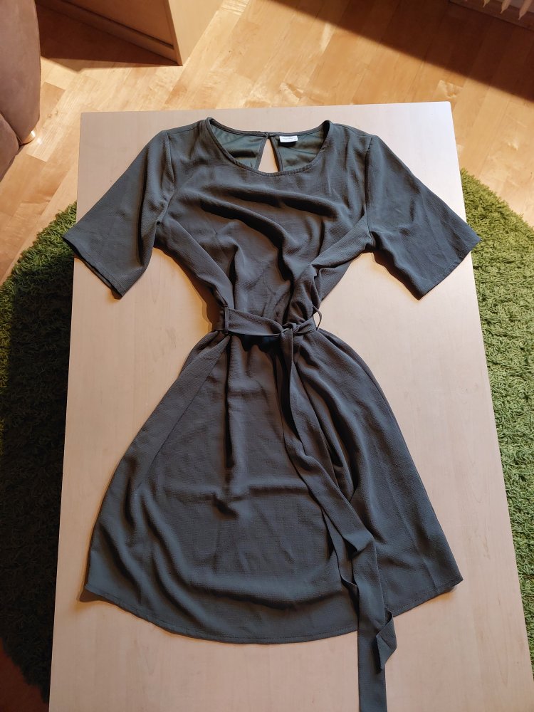 khakifarbenes Kleid