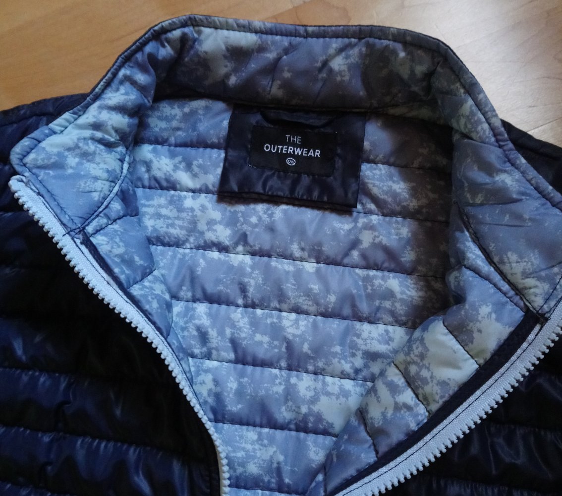 blaue Daunenjacke