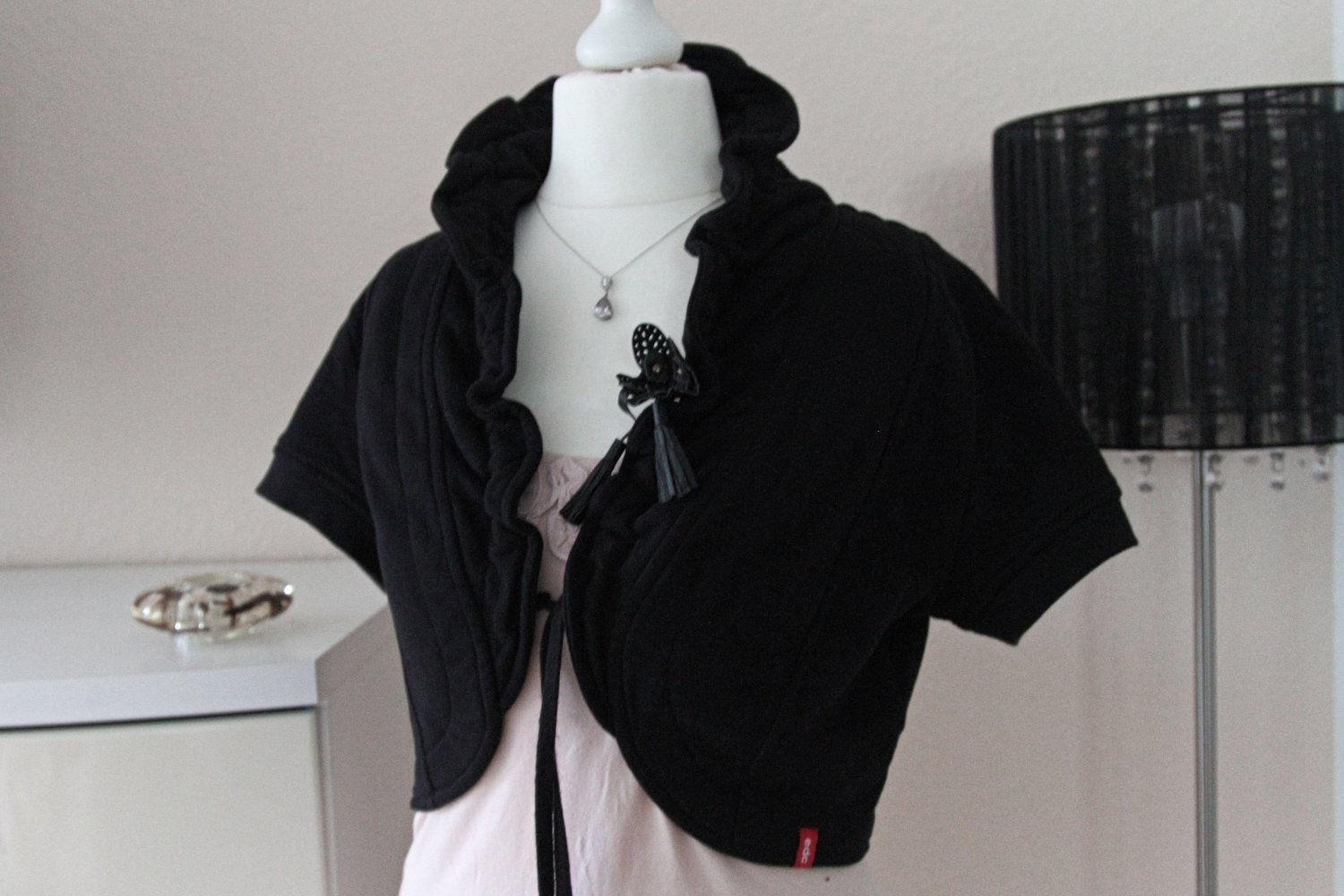 Bolero Jäckchen Überzieher schwarz mit Anstecker