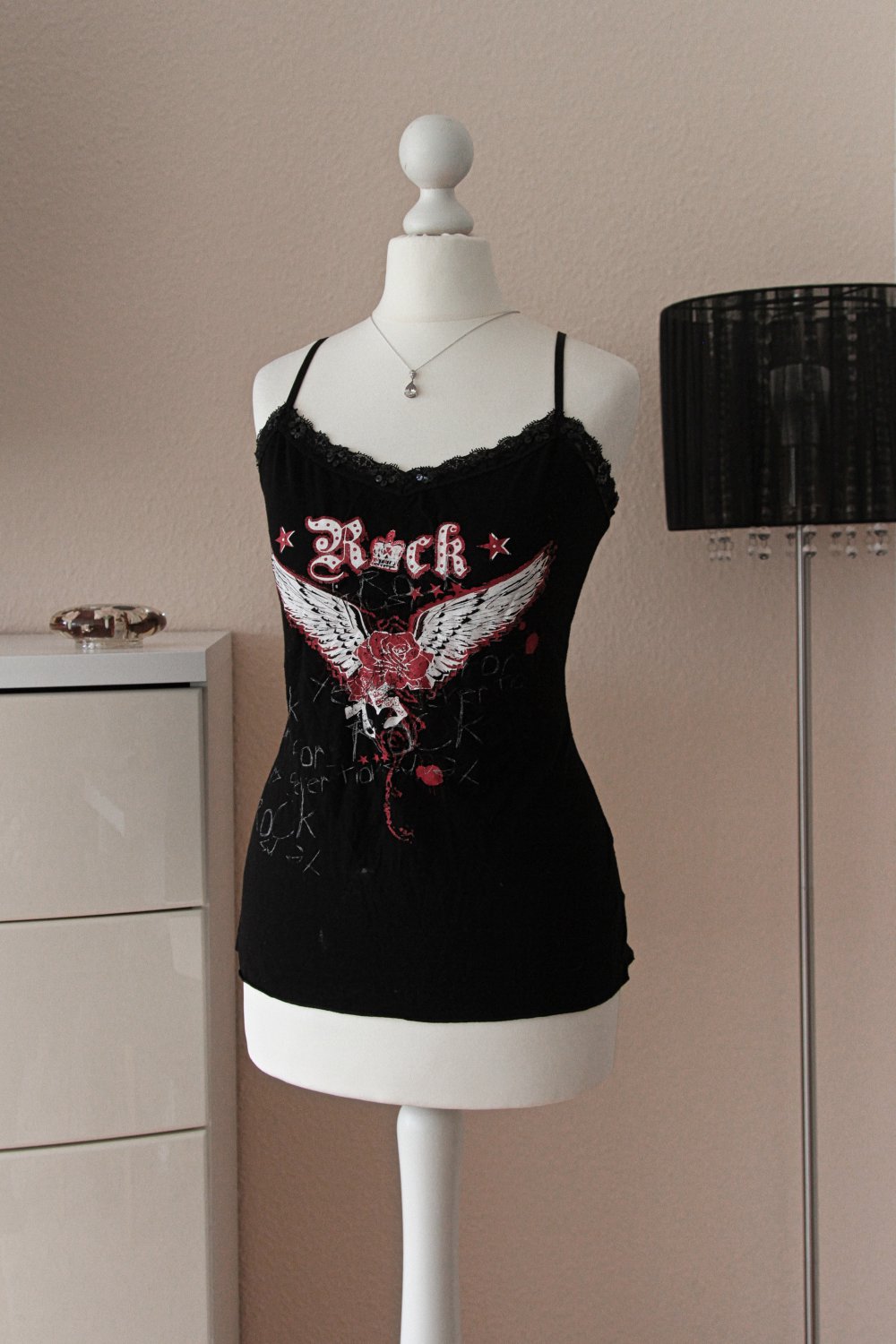 Rockiges Top in schwarz mit Aufdruck und Pailletten