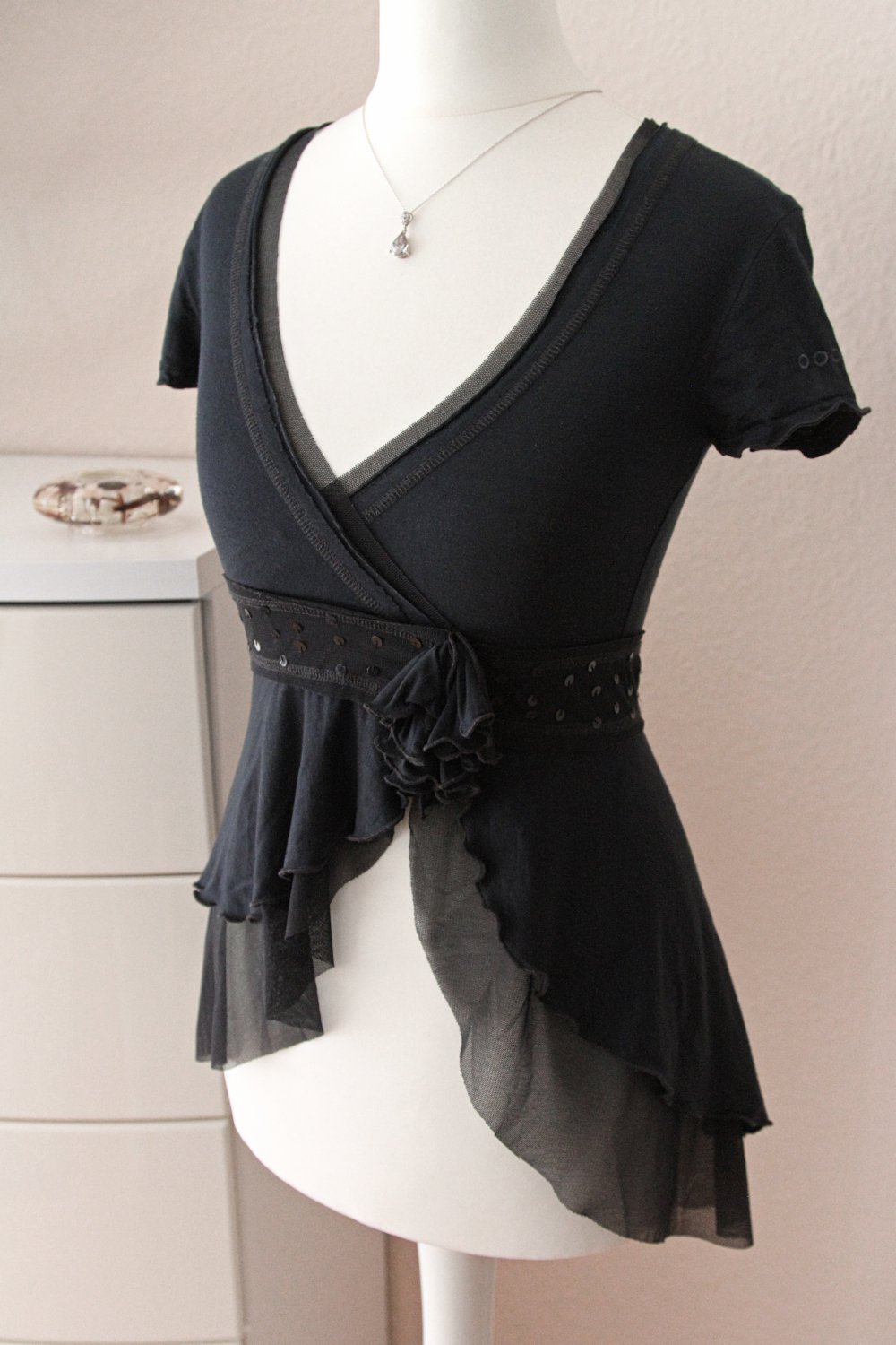 Schwarzes elegantes Tshirt mit Pailletten, chic, festlich, besonders