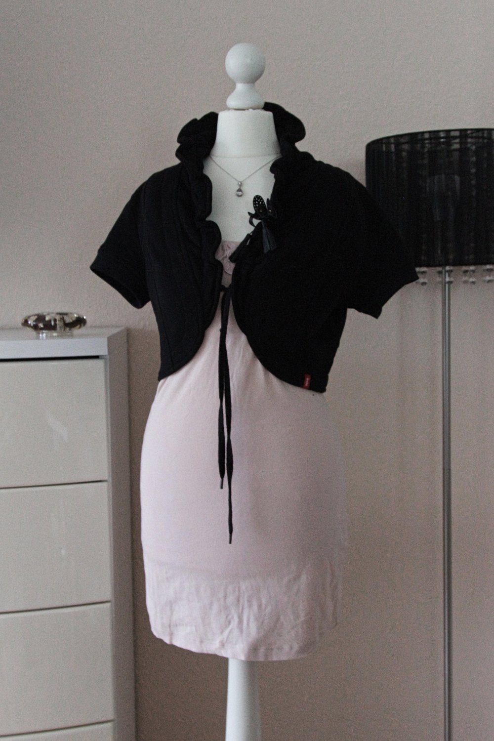 Bolero Jäckchen Überzieher schwarz mit Anstecker