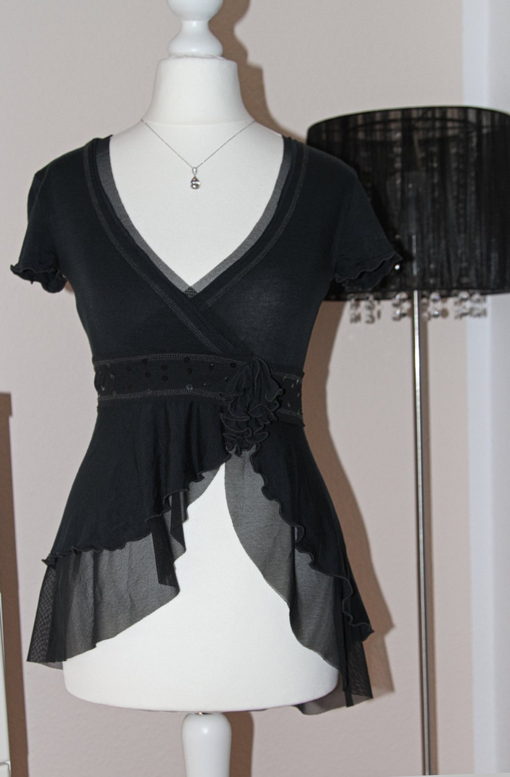 Schwarzes elegantes Tshirt mit Pailletten, chic, festlich, besonders