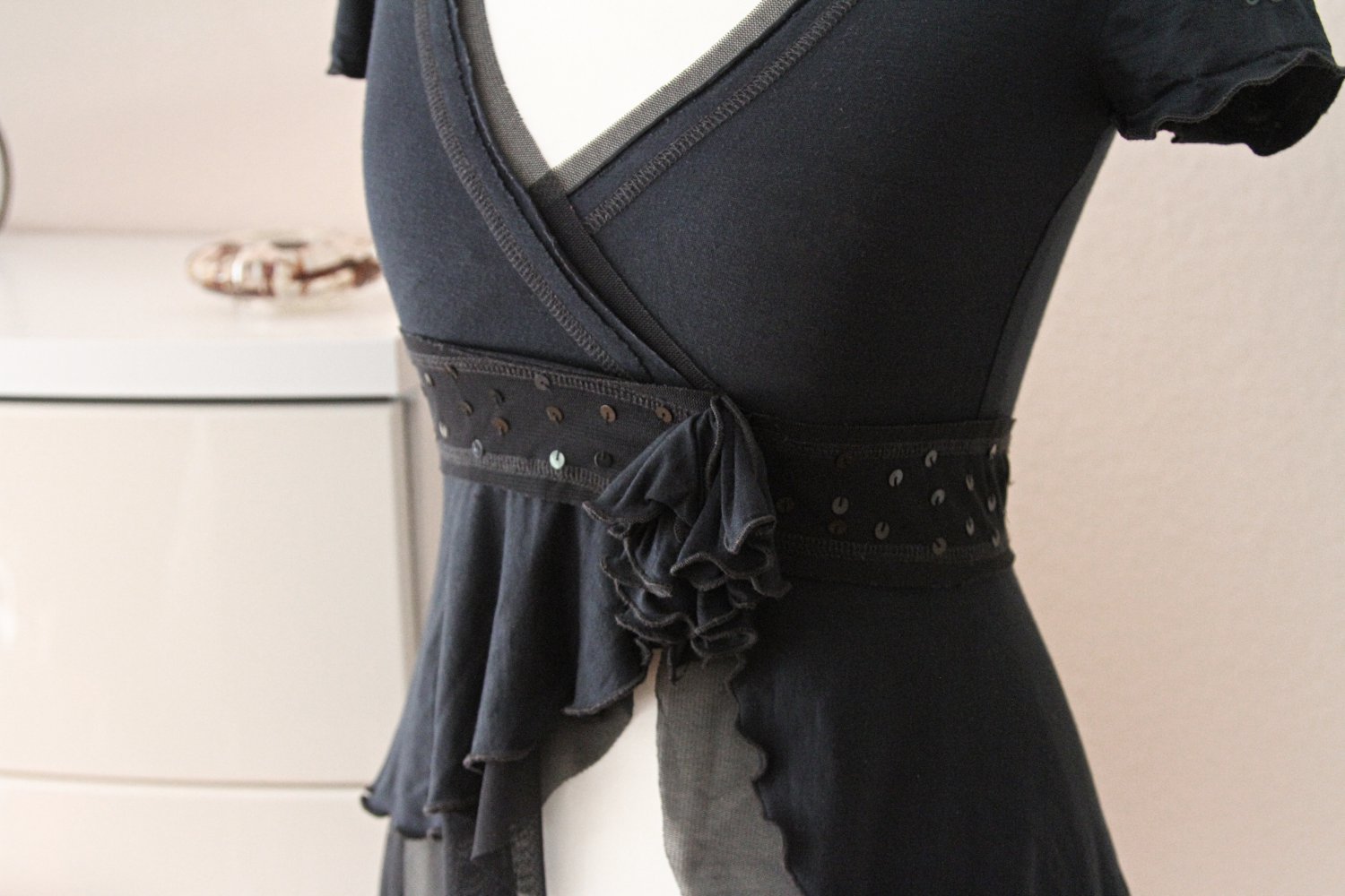 Schwarzes elegantes Tshirt mit Pailletten, chic, festlich, besonders