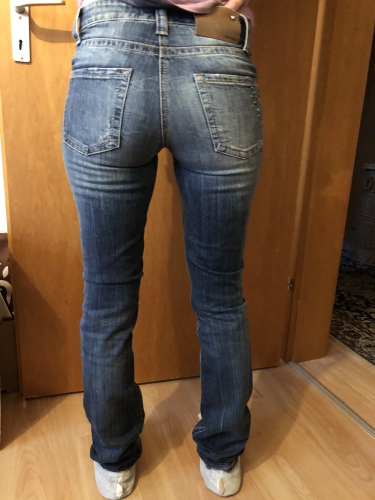 Jeanshose mit Steinen