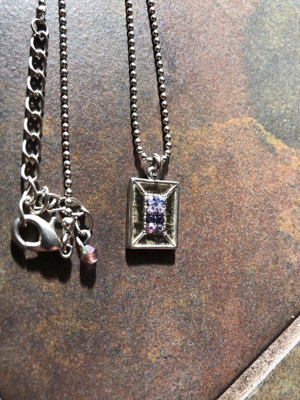 Kette mit lila Steinen