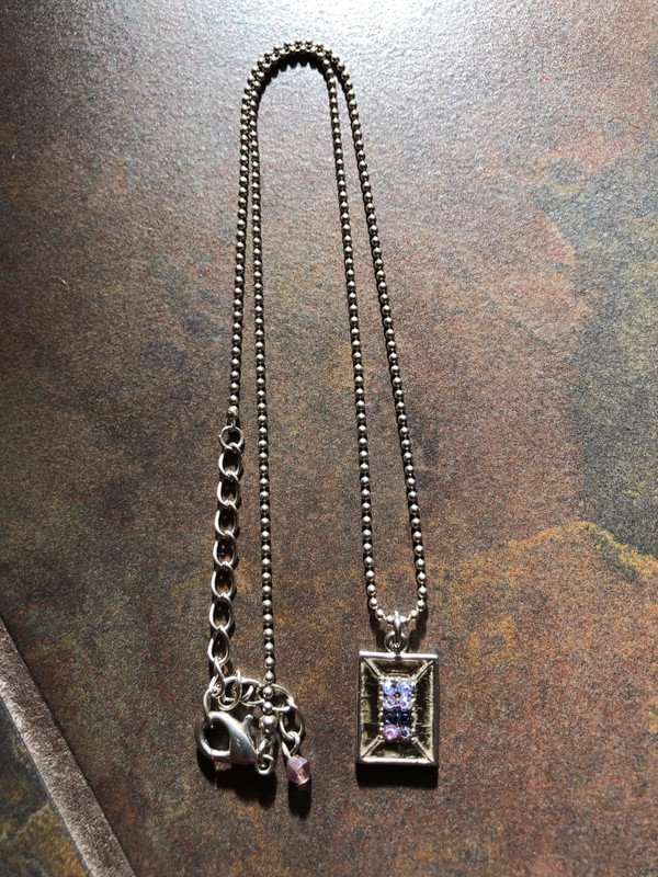 Kette mit lila Steinen