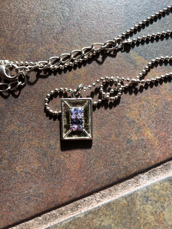 Kette mit lila Steinen