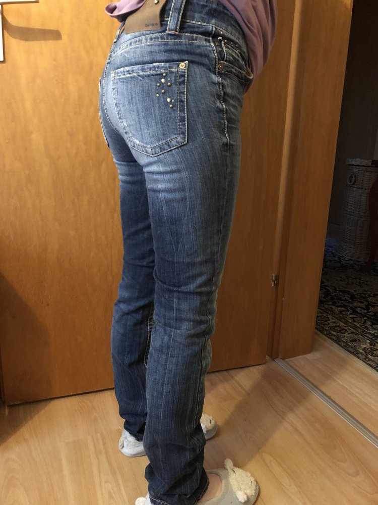 Jeanshose mit Steinen
