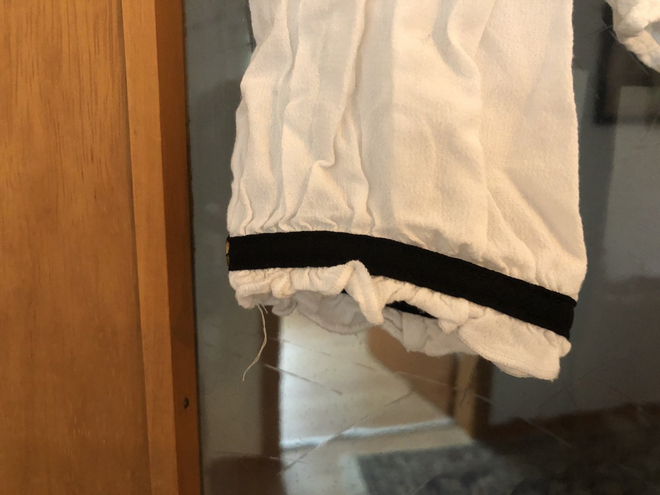 Bluse für Damen mit schwarzer Schleife