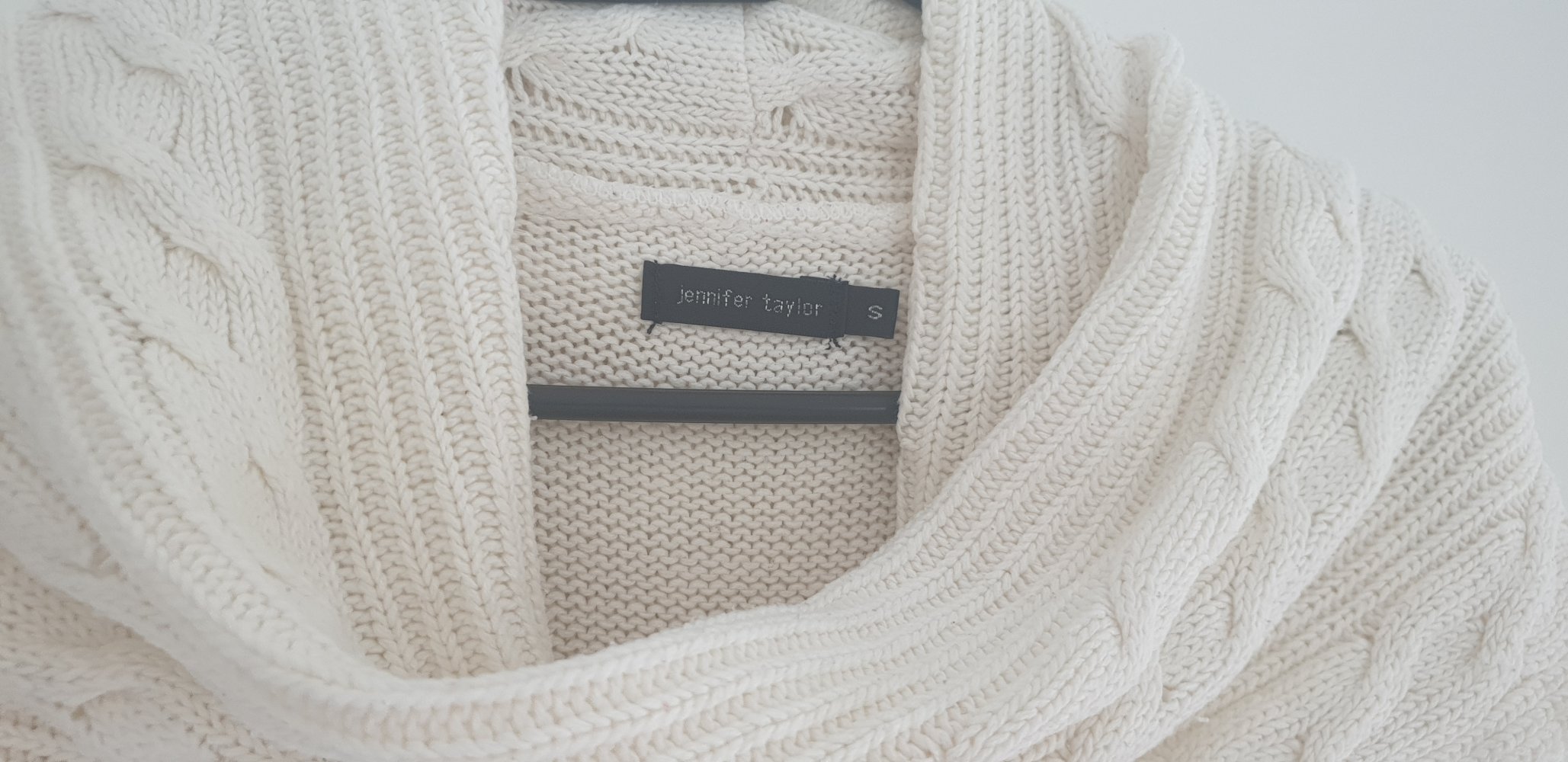 Cremeweißes Strickkleid