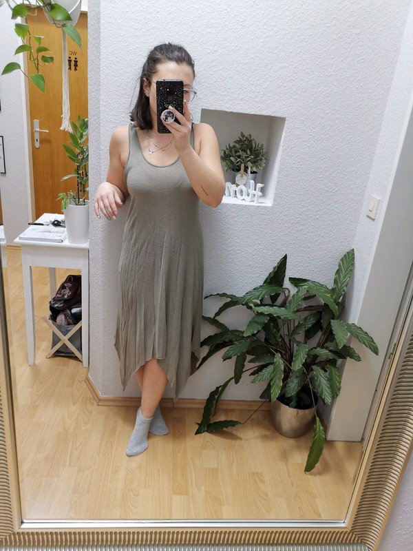 Asymmetrisches leichtes Kleid