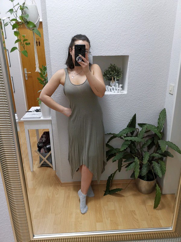 Asymmetrisches leichtes Kleid
