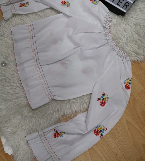 Leichte Bluse mit Glocken Ärmeln und Stick Muster Blumen