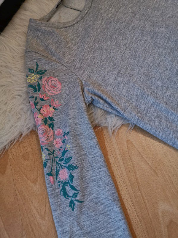Graues sneakerkleid Blumen