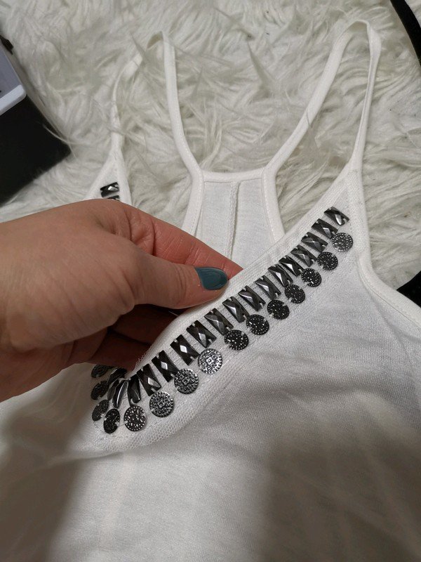 Asymmetrisches top mit Steinchen