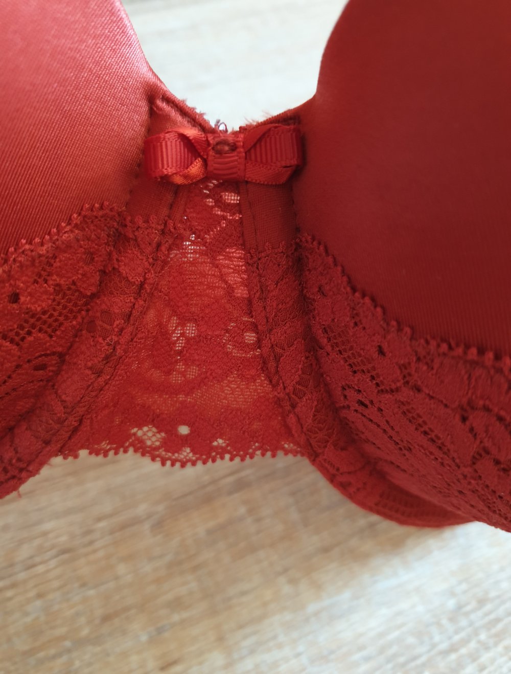 Rostroter, wattierter BH, teilweise mit Spitze von Iris & Lilly
