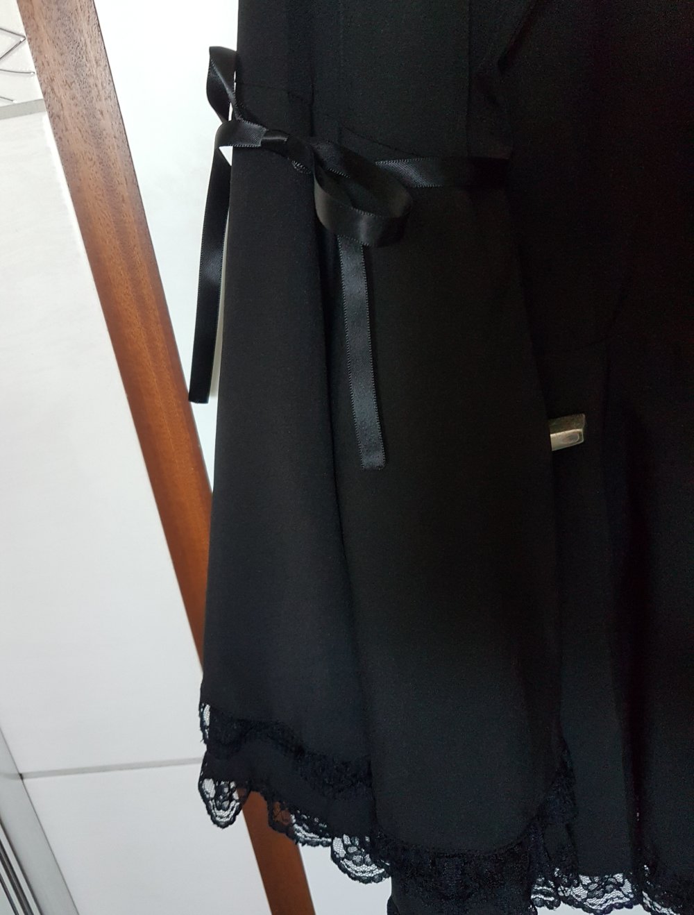 Schwarze Bluse langärmlig Spitze Schnürung Schößchen Satin