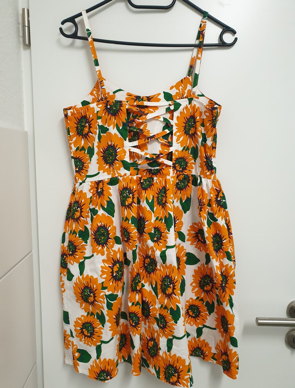 Weißes Kleid mit Spaghetti-Trägern und Sonnenblumen-Print