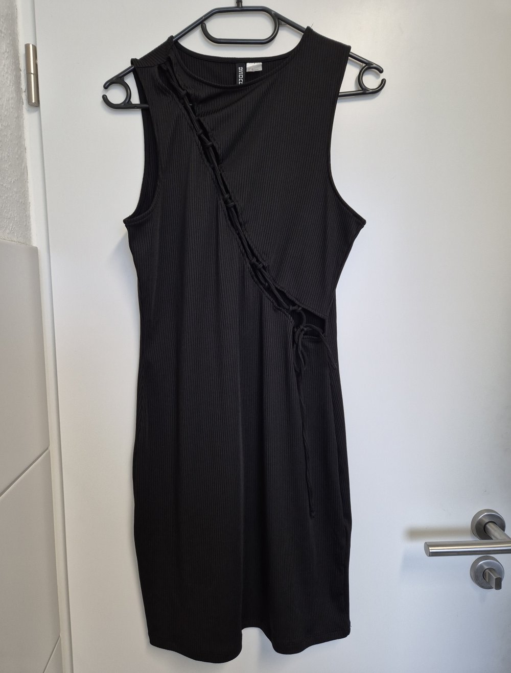 Kleid mit Cutout und Schnürung von der Schulter zur Taille