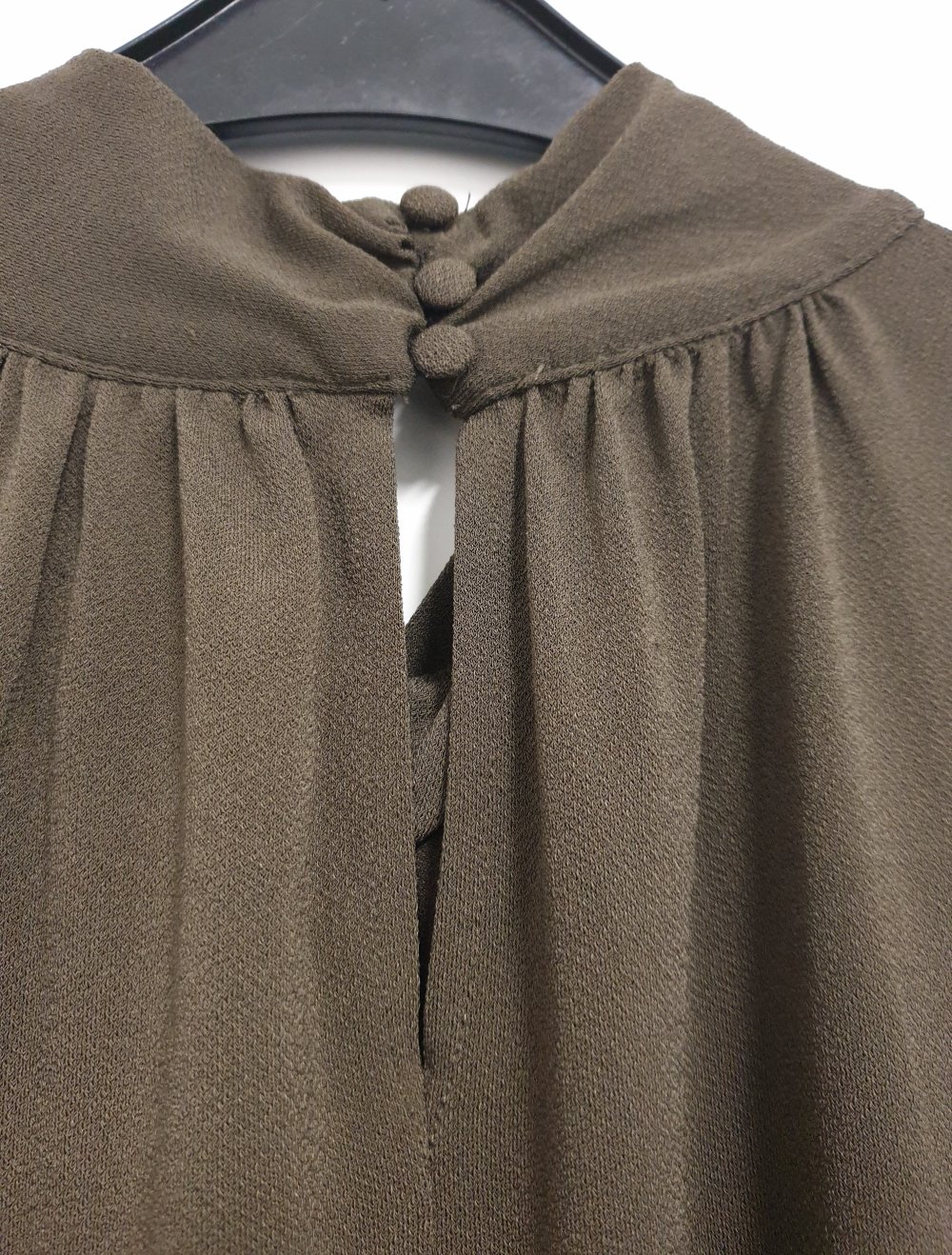 Khakifarbene, ärmellose Bluse mit Cutout im Dekolleté und Rücken