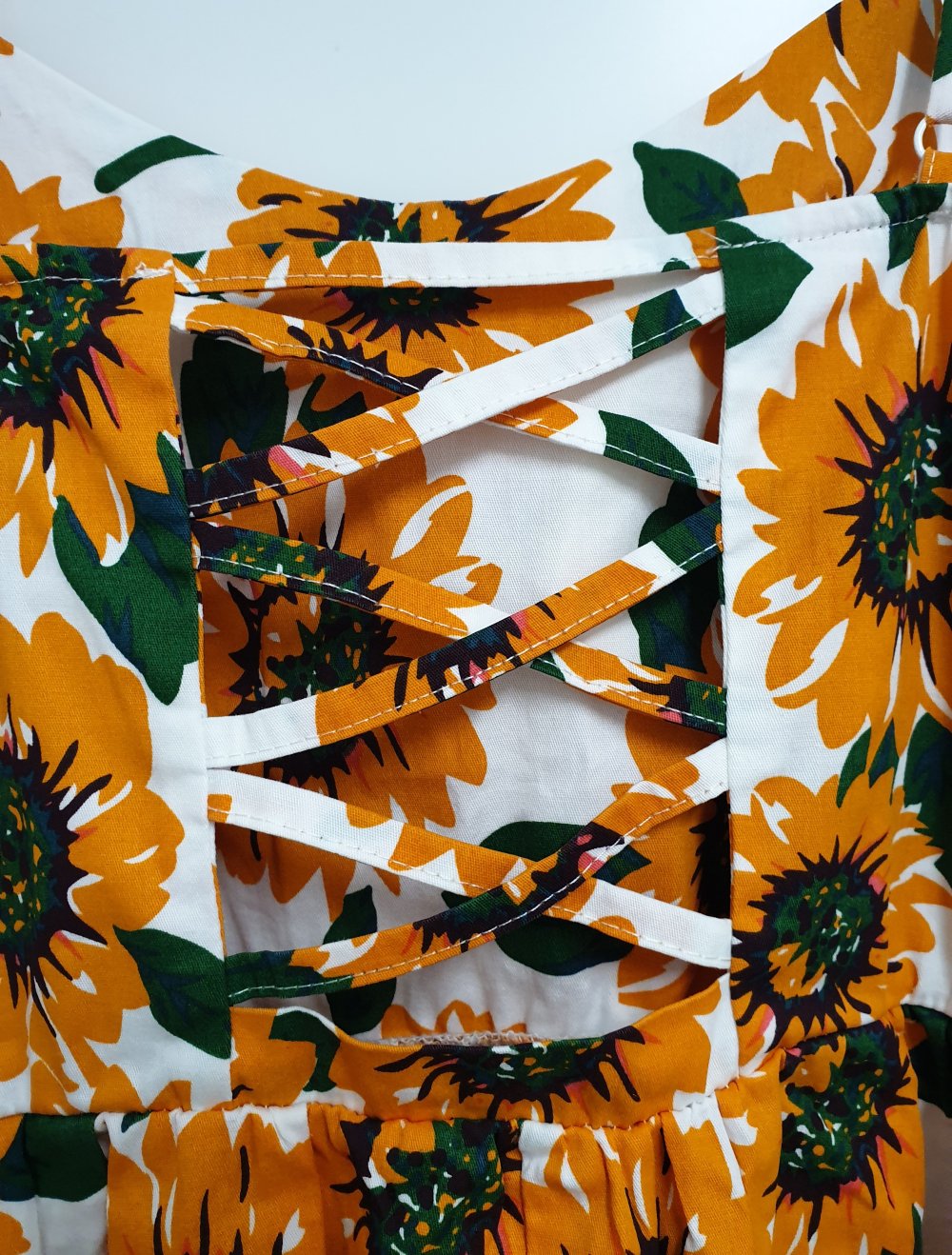 Weißes Kleid mit Spaghetti-Trägern und Sonnenblumen-Print