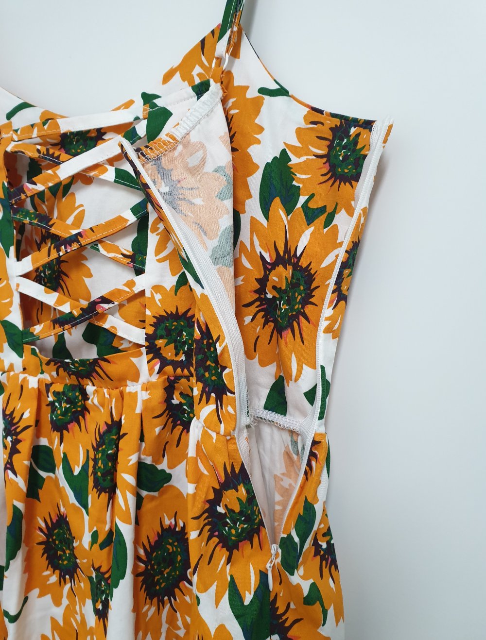 Weißes Kleid mit Spaghetti-Trägern und Sonnenblumen-Print