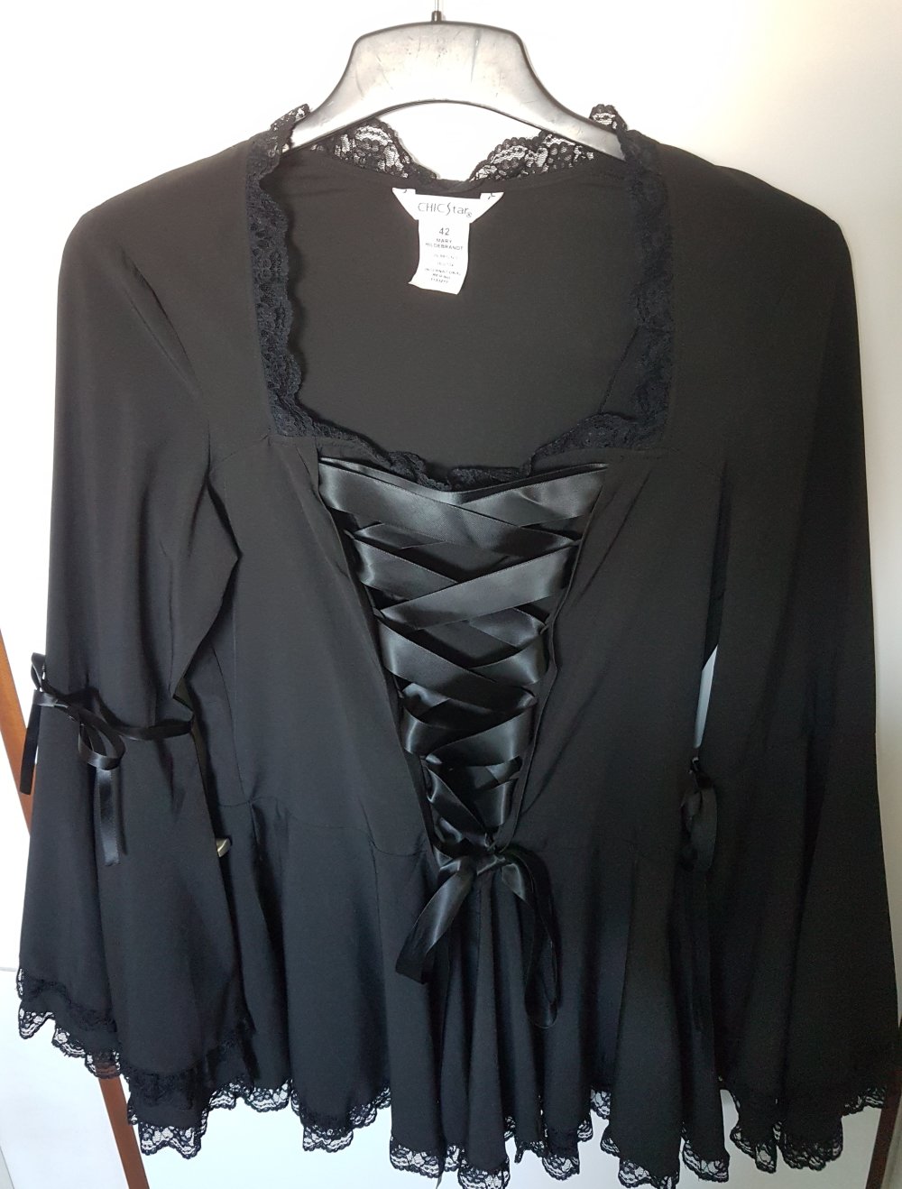 Schwarze Bluse langärmlig Spitze Schnürung Schößchen Satin