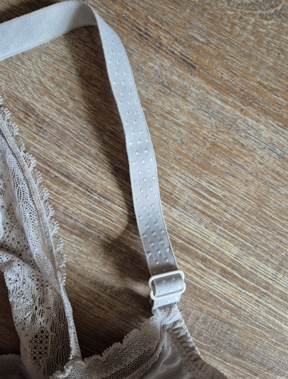Grau-beiger BH mit Racerback aus Spitze