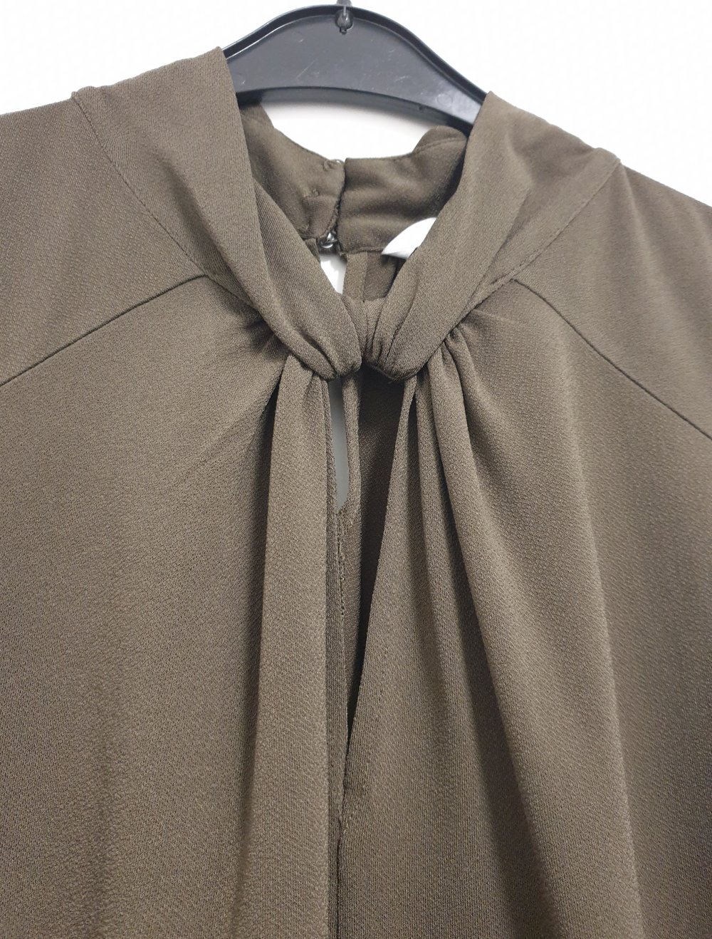 Khakifarbene, ärmellose Bluse mit Cutout im Dekolleté und Rücken
