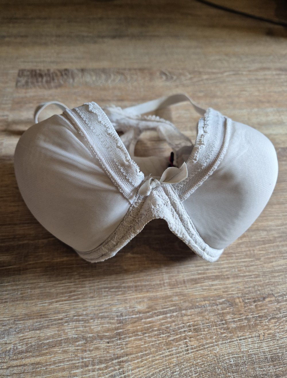 Grau-beiger BH mit Racerback aus Spitze