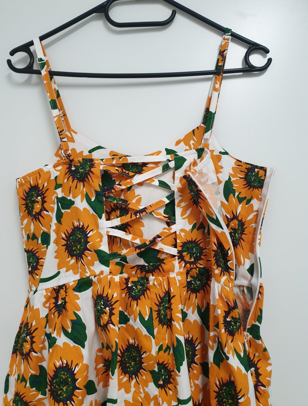 Weißes Kleid mit Spaghetti-Trägern und Sonnenblumen-Print
