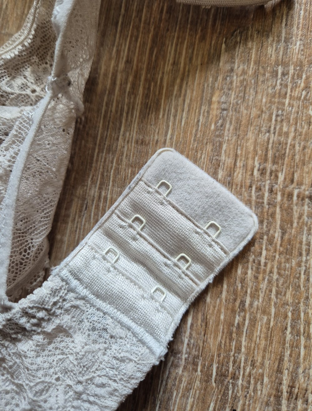 Grau-beiger BH mit Racerback aus Spitze