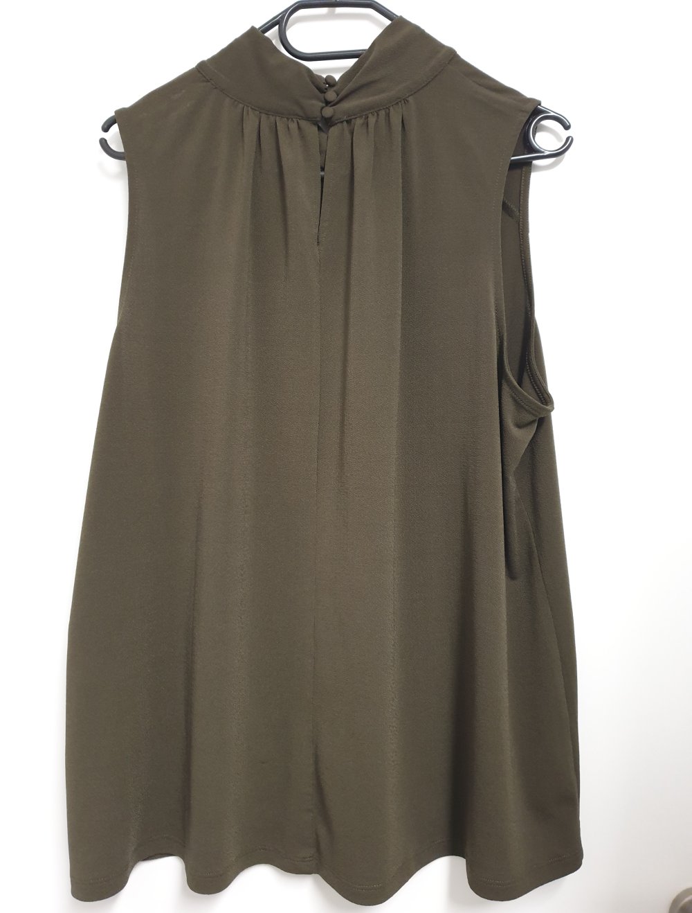 Khakifarbene, ärmellose Bluse mit Cutout im Dekolleté und Rücken