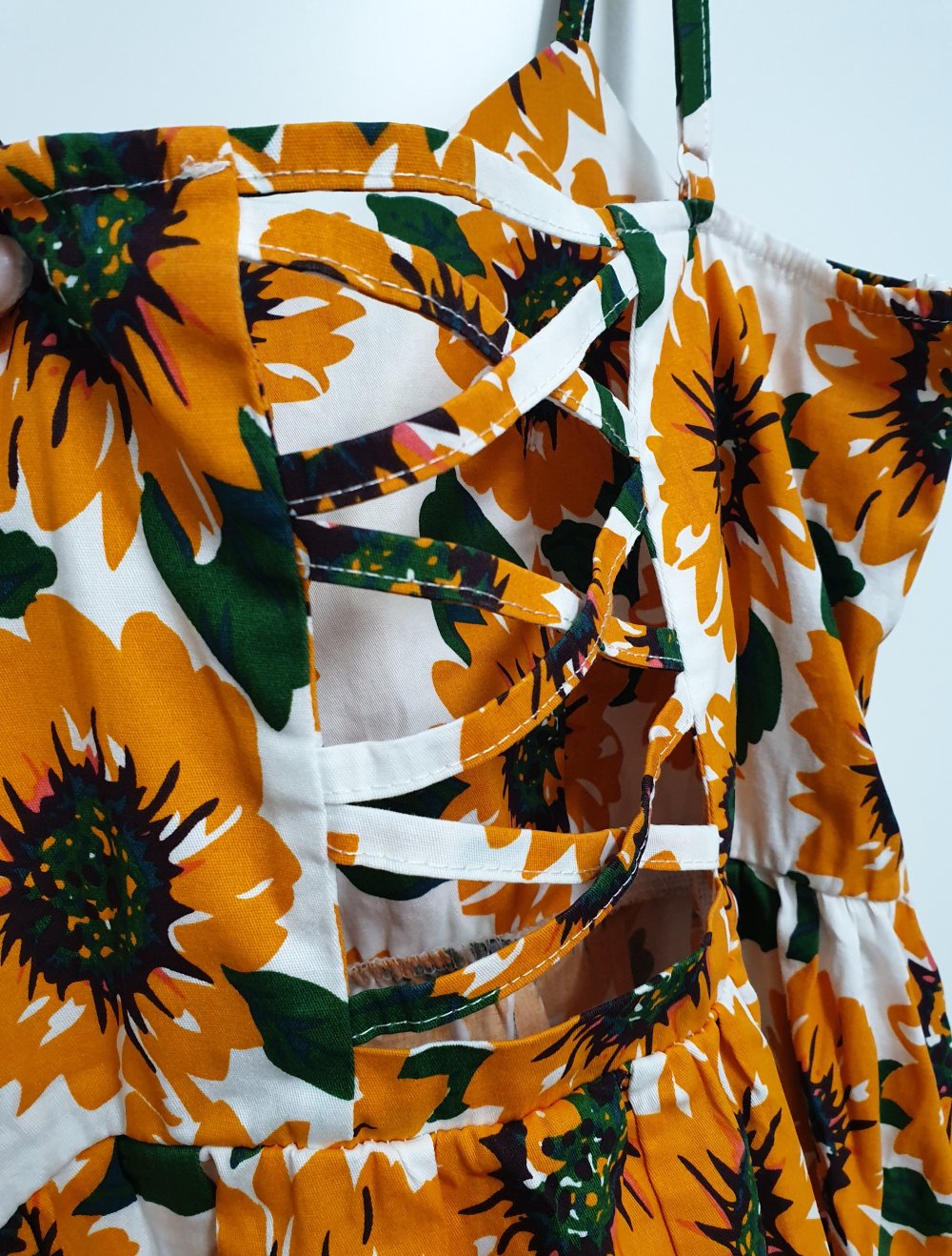 Weißes Kleid mit Spaghetti-Trägern und Sonnenblumen-Print