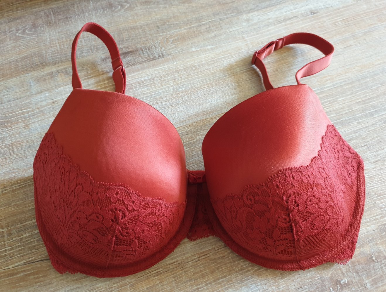 Rostroter, wattierter BH, teilweise mit Spitze von Iris & Lilly