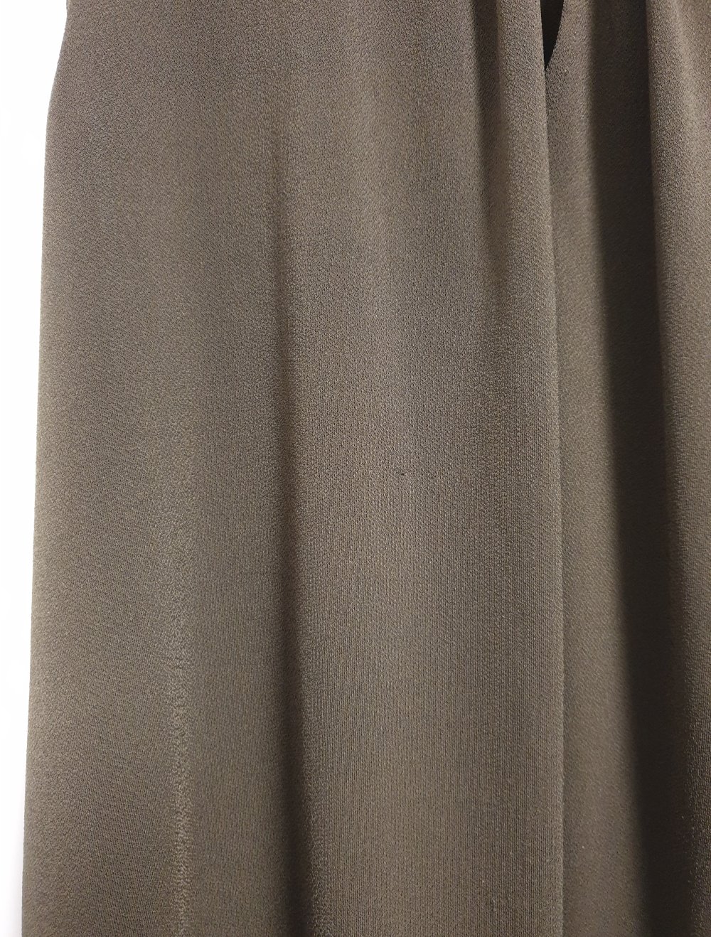 Khakifarbene, ärmellose Bluse mit Cutout im Dekolleté und Rücken
