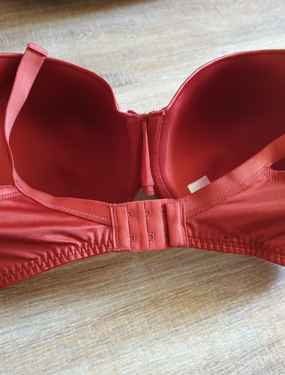 Rostroter, wattierter BH, teilweise mit Spitze von Iris & Lilly