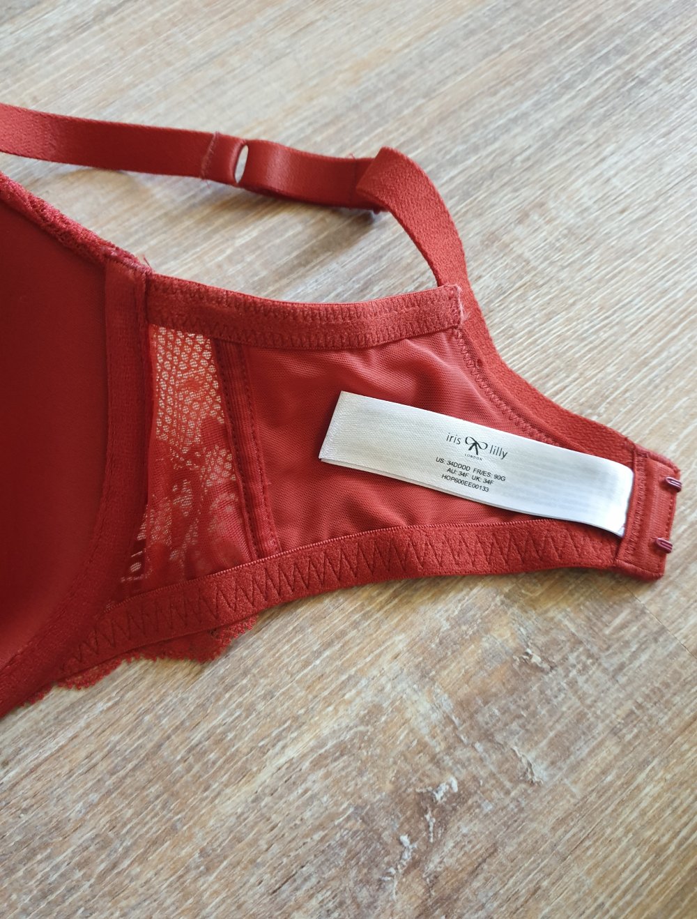 Rostroter, wattierter BH, teilweise mit Spitze von Iris & Lilly