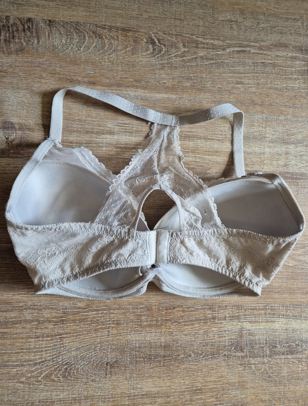 Grau-beiger BH mit Racerback aus Spitze