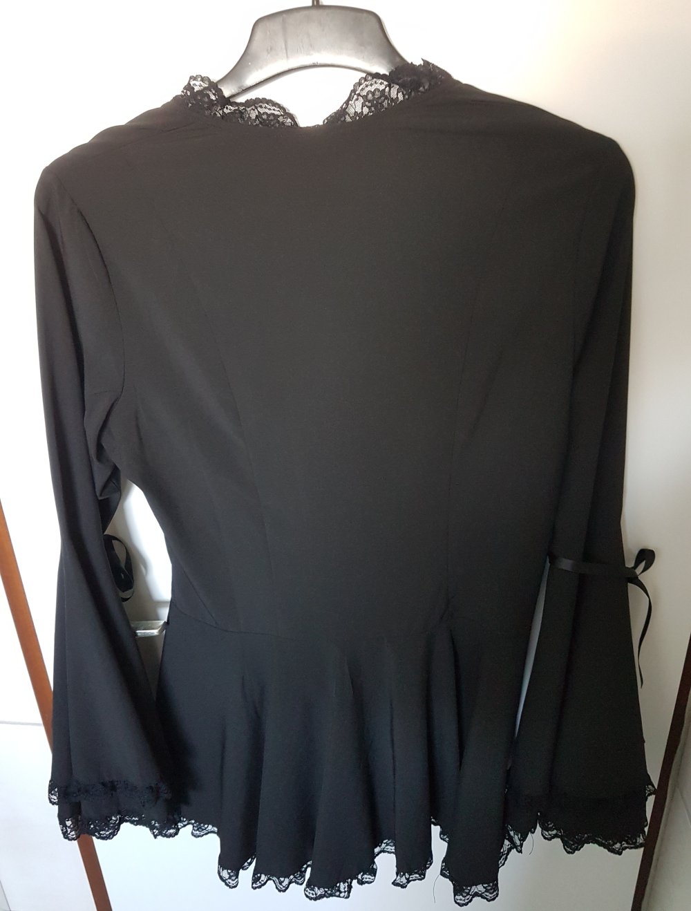 Schwarze Bluse langärmlig Spitze Schnürung Schößchen Satin