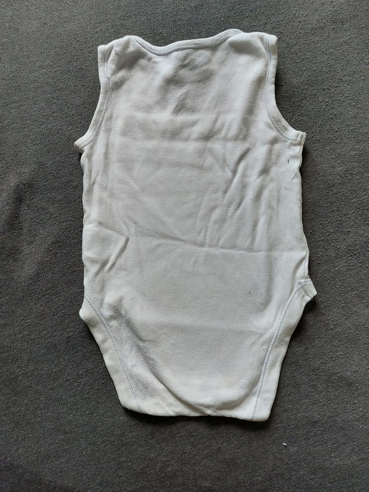 weißer ärmelloser Body bzw. Kurzarmbody Gr. 80