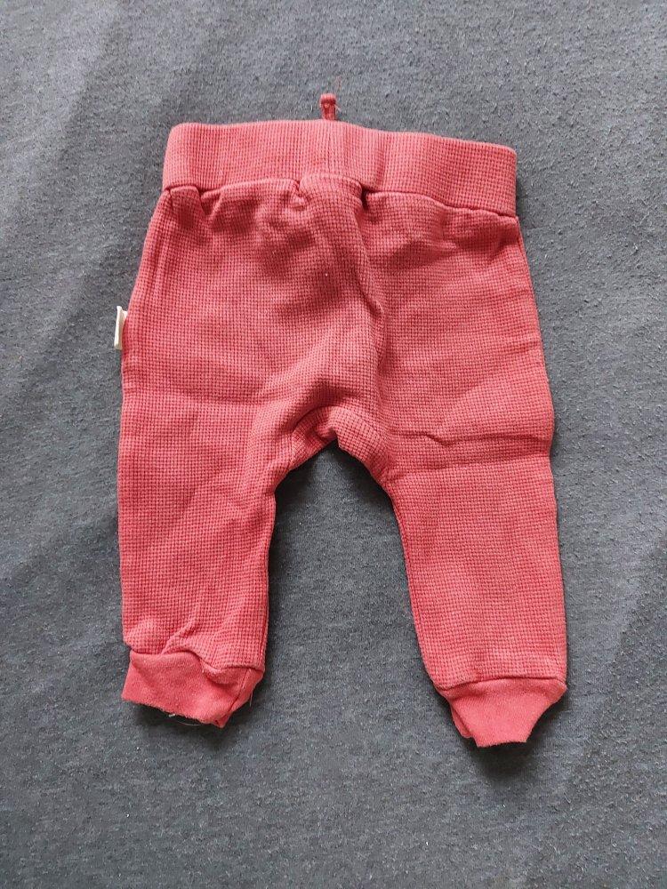 rote Babyhose mit Ripp-Struktur