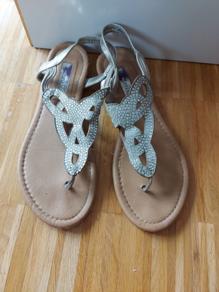 Silberne Zehentrenner/Flip Flops, Gr. 37 getragen
