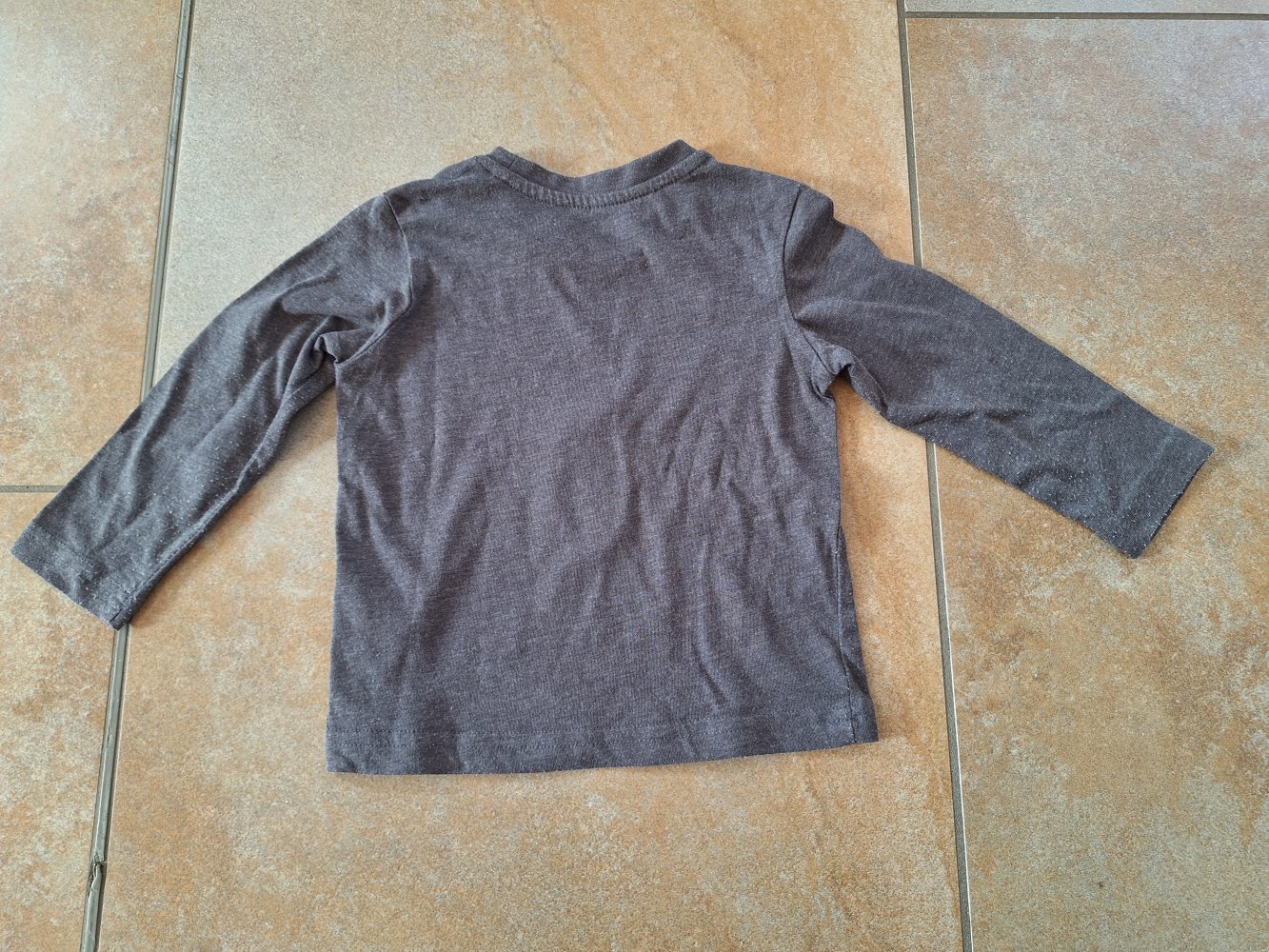 Grauer Langarmpullover mit Krawatten-print, Gr. 92 Ostern