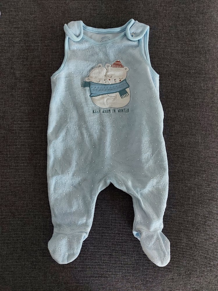 hellblauer Babystrampler mit Eisbärmotiv keep warm in winter, Gr. 62