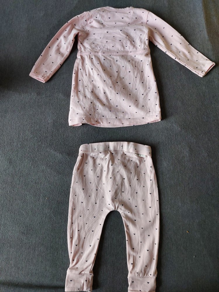 rosa Baby-Bekleidungsset mit schwarzen Herzen, Hose und Kleidchenoberteil, Gr. 62