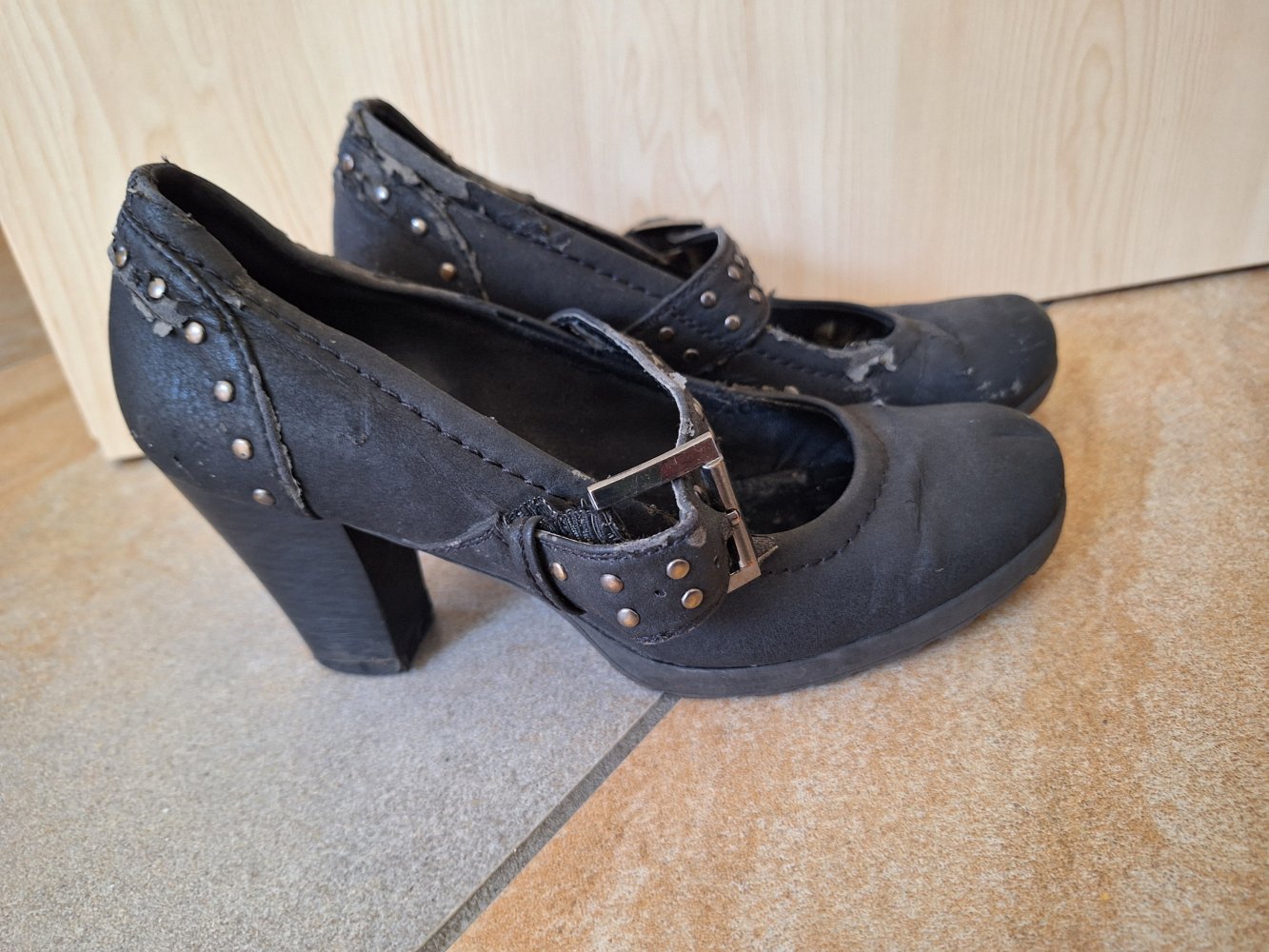 schwarze Absatzschuhe Gr. 37 / Pumps mit Riemen
