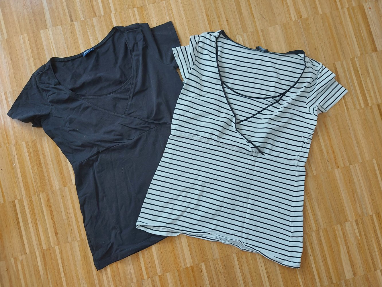 Doppelset Still-T-Shirts schwarz und gestreift, Gr. M