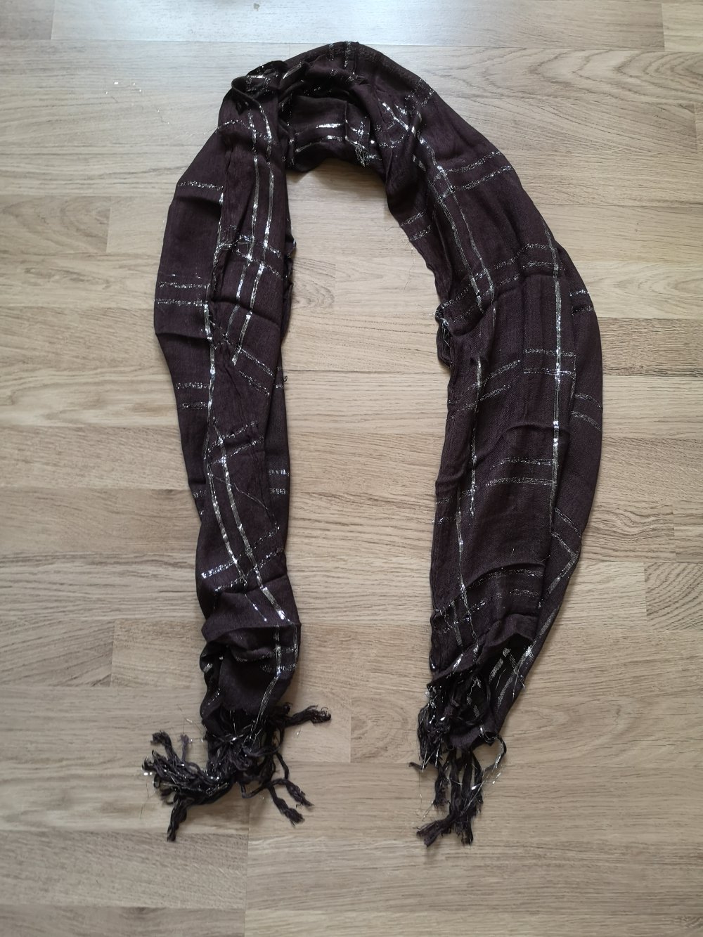 braunes Halstuch / Schal mit karierten Silberfäden